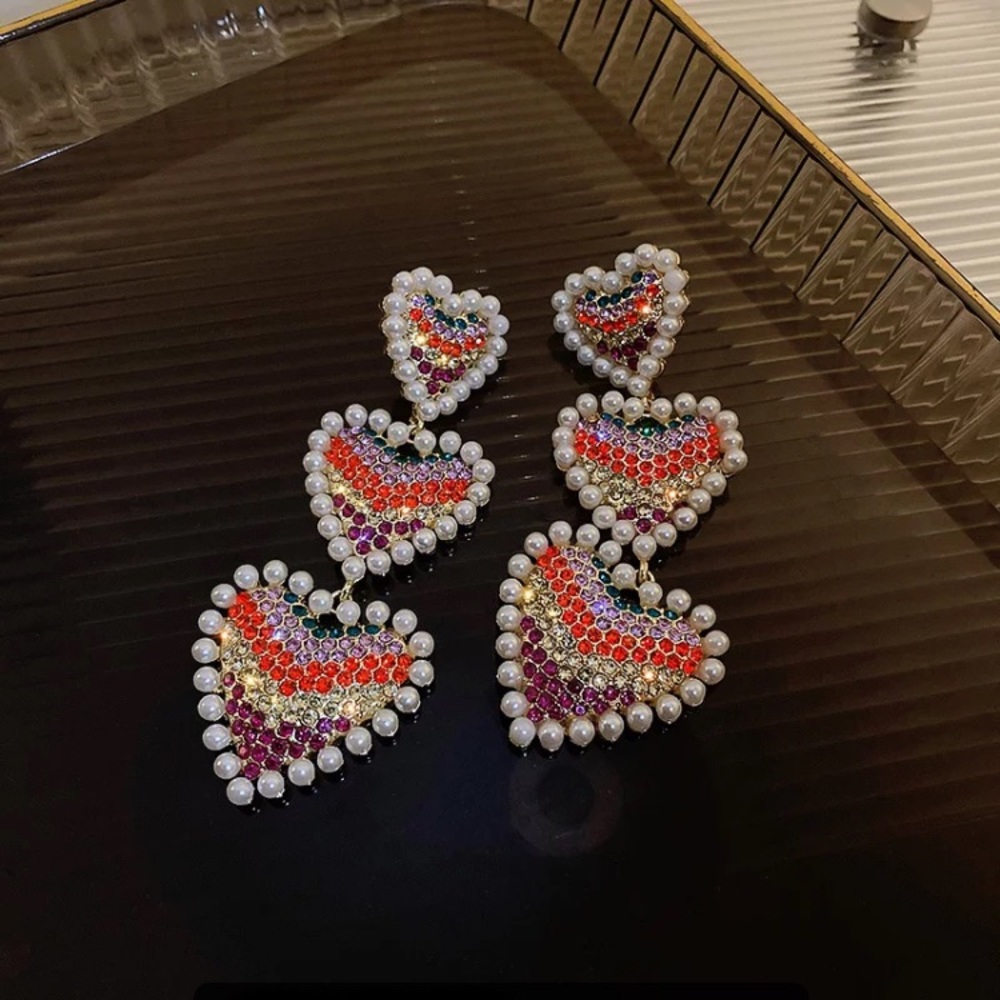 🌟 Big Heart Earrings - Picture 4 of 5